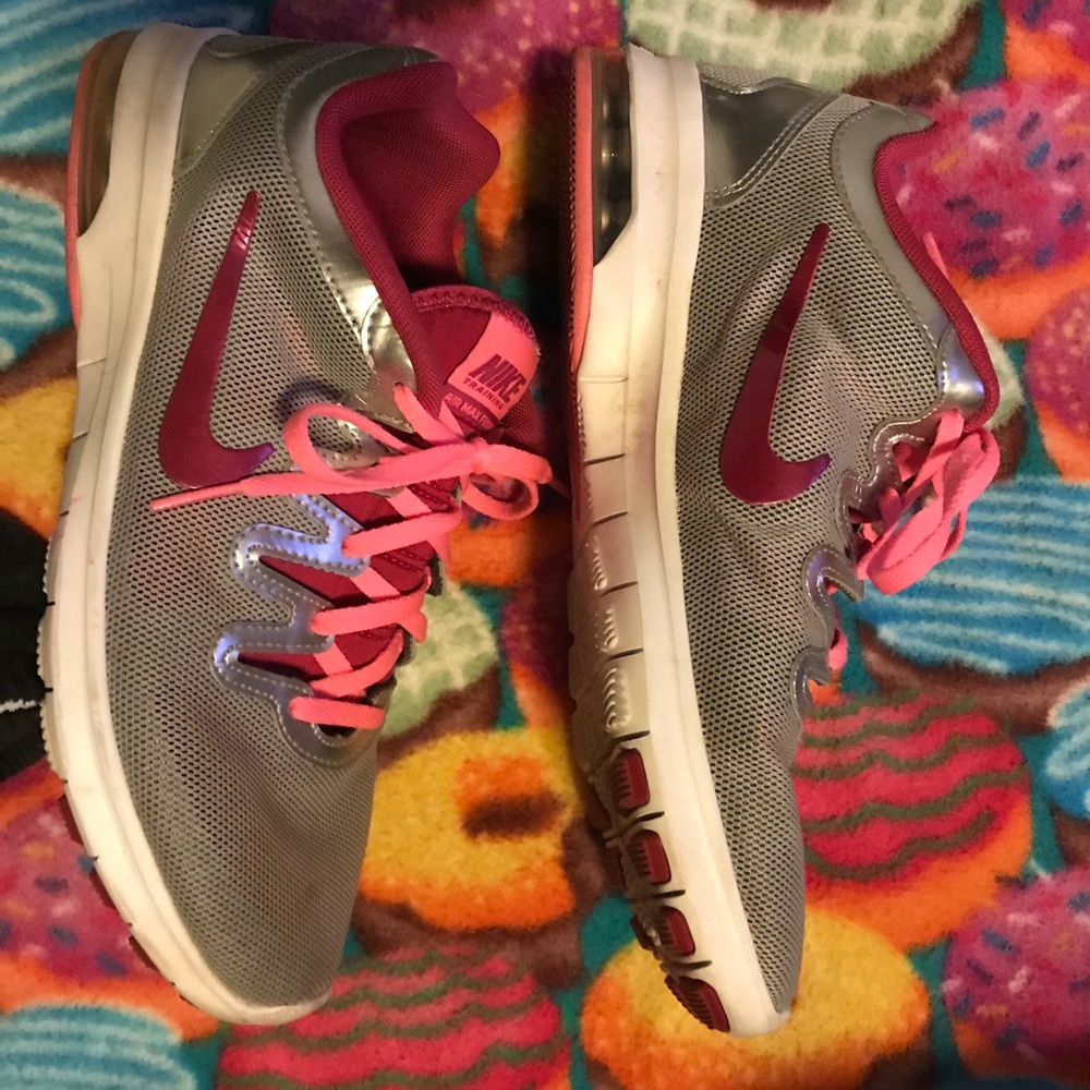 Cute Nike shoes💜